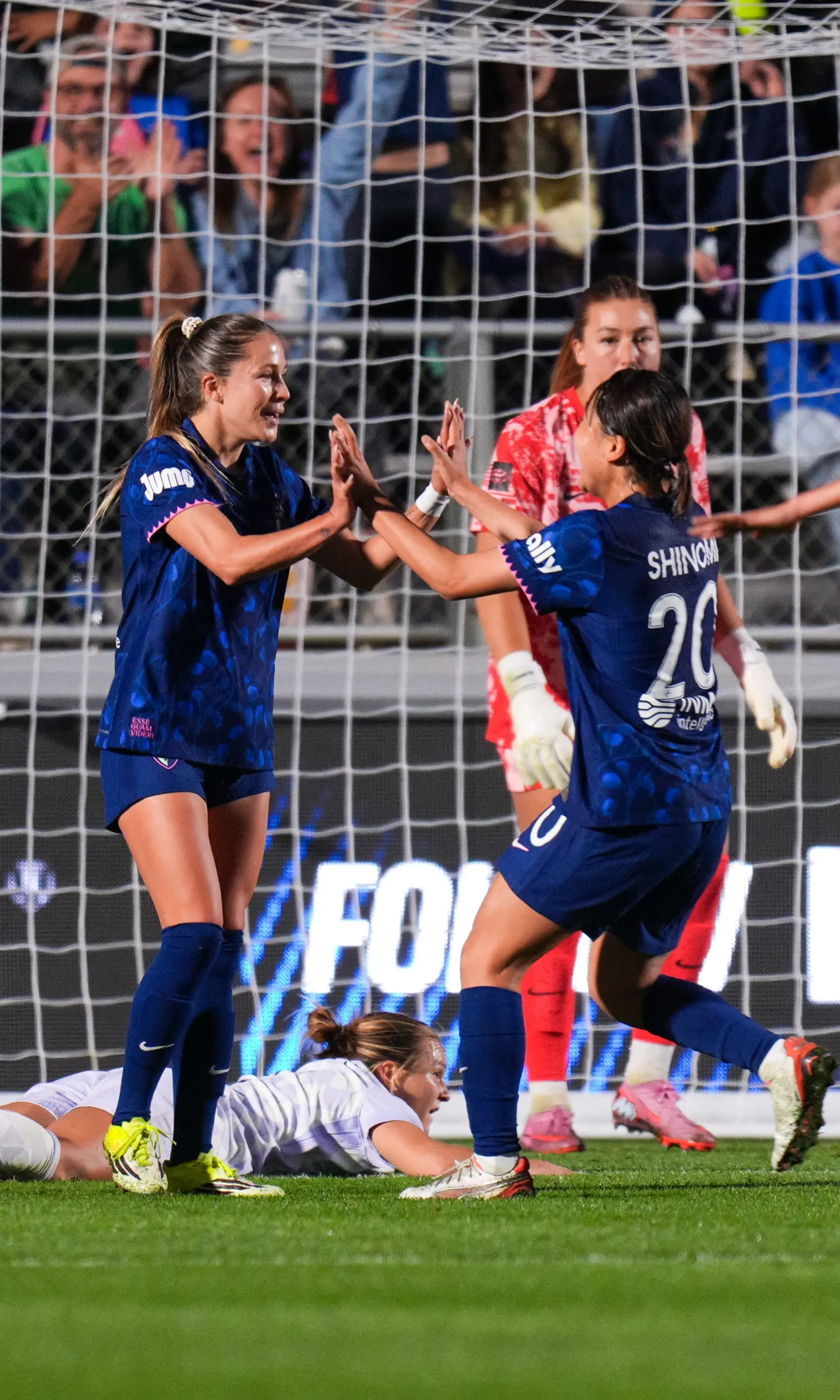 Sanchez scores twice to lead Courage to win in front of record crowd